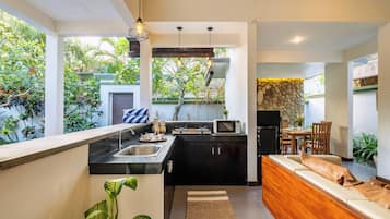Villa Premier, 2 habitaciones, piscina privada, vistas a la piscina | Cocina privada | Cafetera o tetera, frigorífico, microondas y placa de cocina