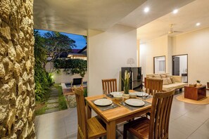 Vila luxo, 2 quartos, piscina particular, vista para a piscina | Área de estar | TV de tela plana 32 polegadas com canais via satélite, TV LCD