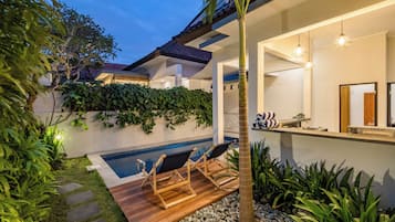 Villa Deluxe, 2 camere da letto, piscina privata, vista piscina | Area soggiorno | TV a schermo piatto 32 pollici con canali satellitari, TV LCD