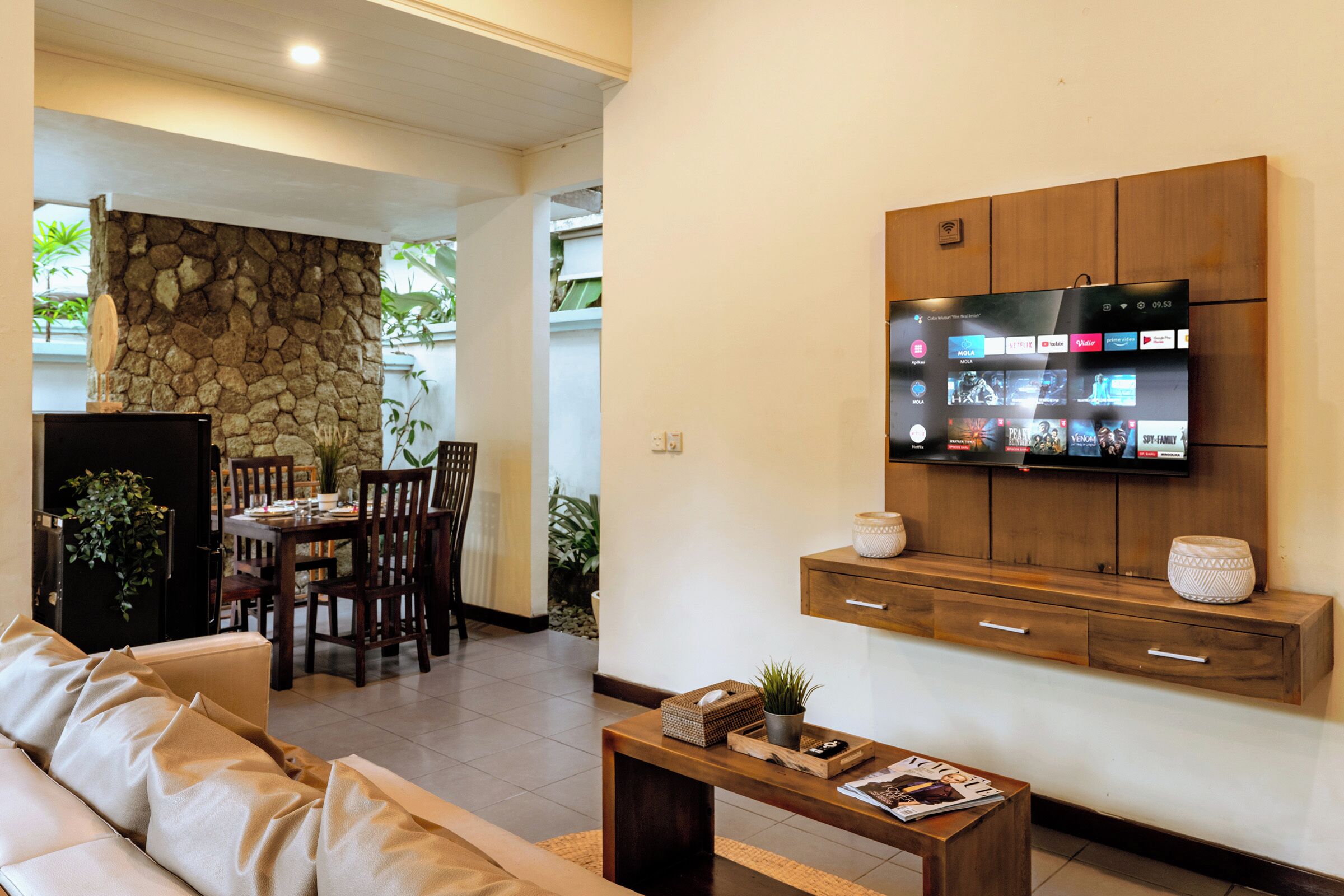 Villa Premier, 2 habitaciones, piscina privada, vistas a la piscina | Zona de estar | Televisión de pantalla plana de 32 pulgadas con canales por satélite
