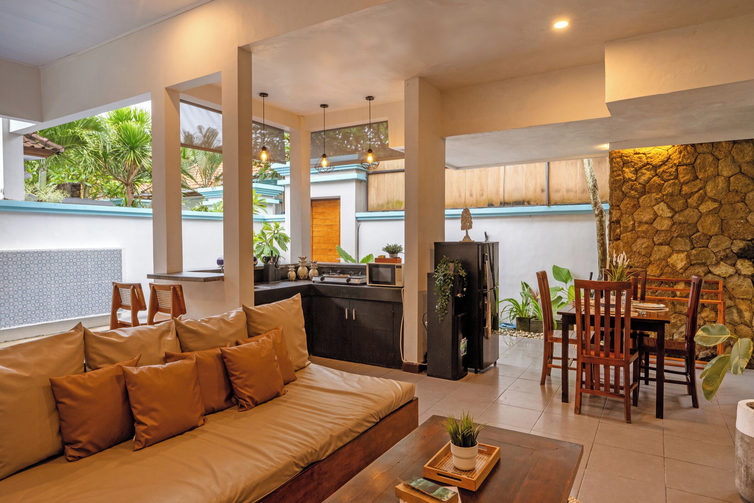 Villa Deluxe, 2 habitaciones, piscina privada, vistas a la piscina | Zona de estar | Televisión de pantalla plana de 32 pulgadas con canales por satélite