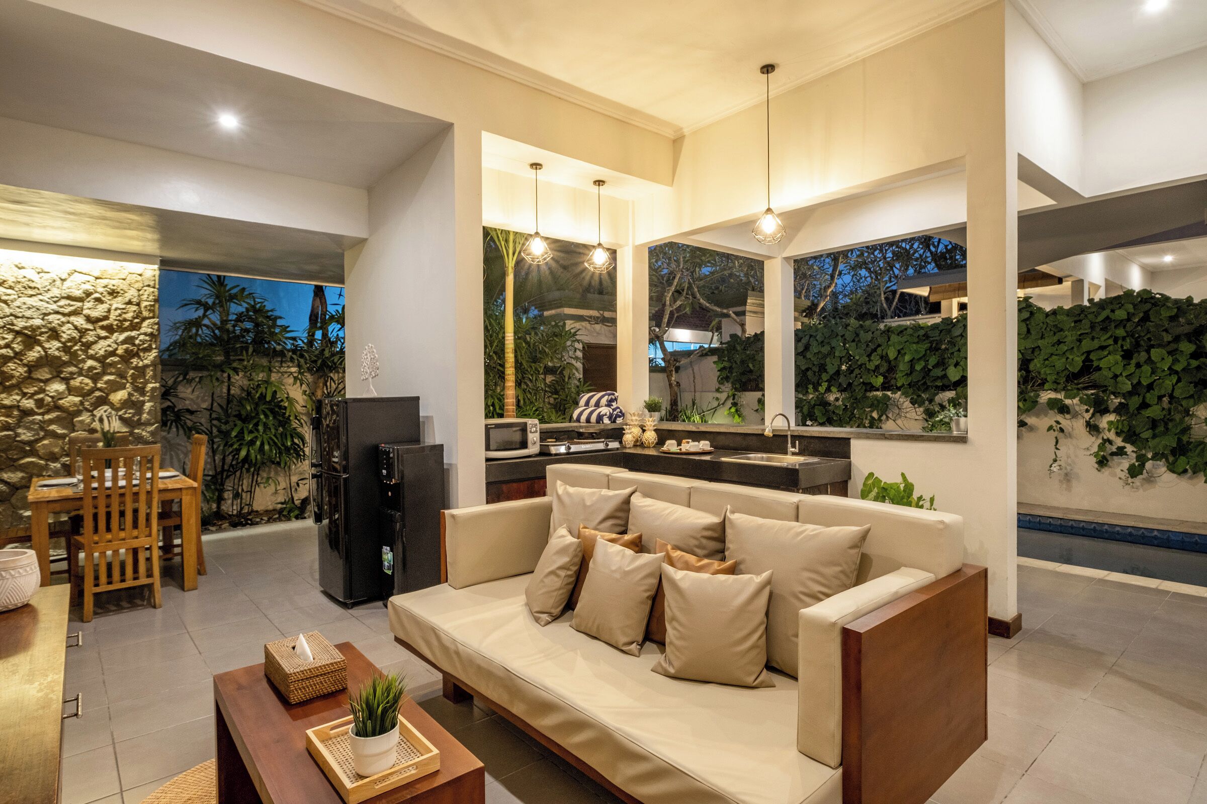 Villa Deluxe, 2 habitaciones, alberca privada, vista a la alberca | Área de sala de estar | Televisión de pantalla plana de 32 pulgadas con canales vía satélite 