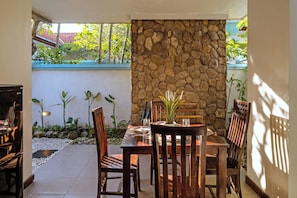 Premier-Villa, 2 Schlafzimmer, eigener Pool, Poolblick | Essbereich im Zimmer