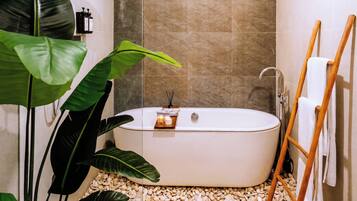 Villa Premier, 2 habitaciones, piscina privada, vistas a la piscina | Baño | Bañera y ducha independientes y artículos de higiene personal gratuitos