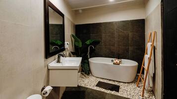 Villa Premier, 2 habitaciones, alberca privada, vista a la alberca | Baño | Tina y regadera independientes y amenidades de baño gratuitas