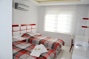 Een kluis op de kamer, een strijkplank/strijkijzer, babybedden (toeslag)