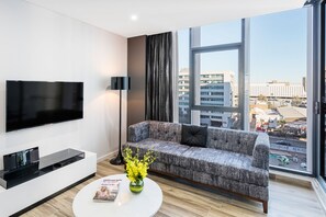 Suite, 1 slaapkamer | Woonruimte | Een flatscreentelevisie