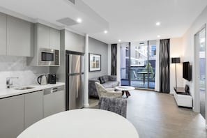 1 Bedroom Accessible Suite | Living area | Flat-screen TV - Meriton Suites Mascot Central (Mascot)