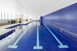 Una piscina cubierta