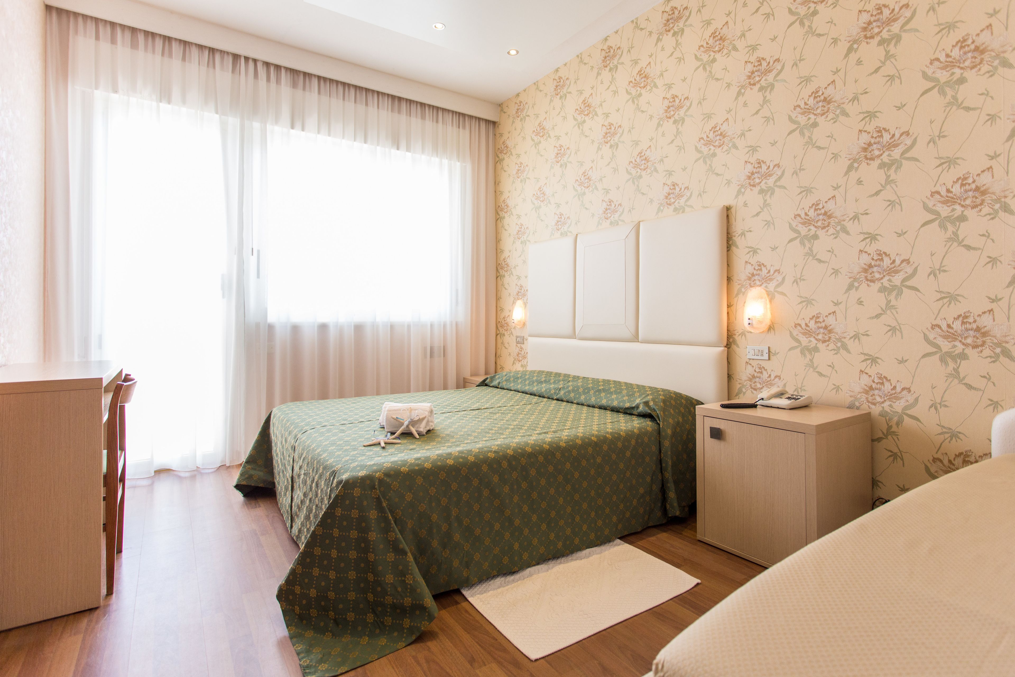 triple room | minibar, in-room safe, desk, cots/infant beds