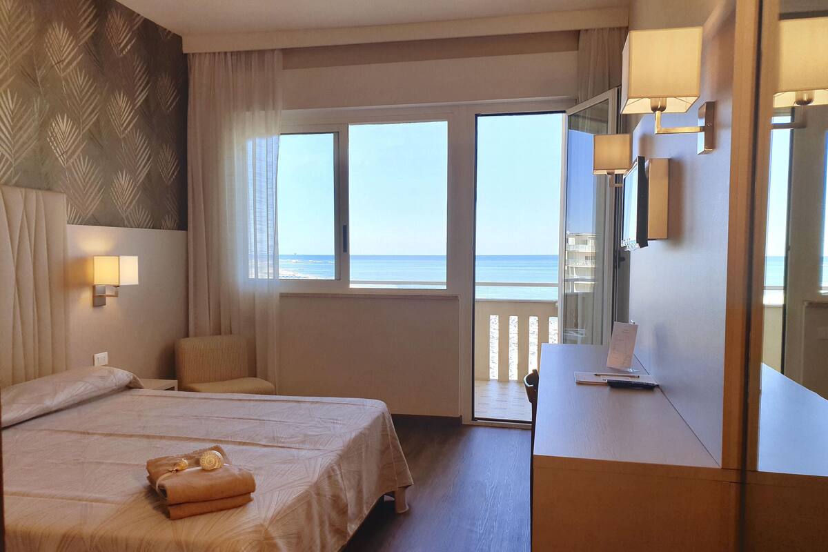 Minibar, caja de seguridad en la habitación, escritorio y cunas