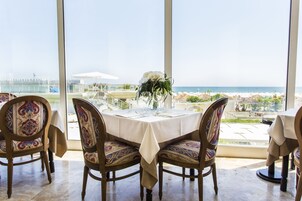 供应午餐和晚餐，意大利菜