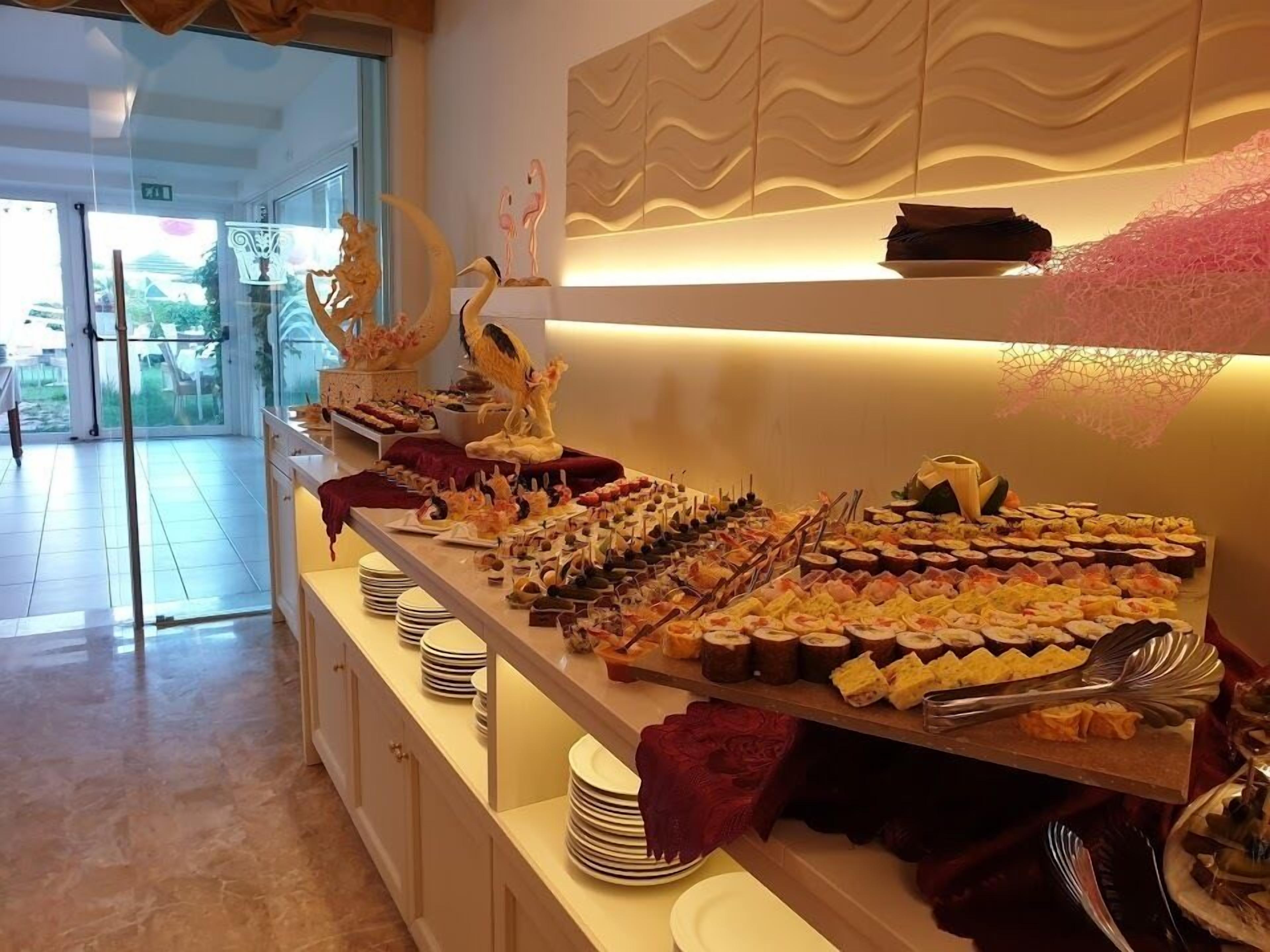 lunch and dinner served, italian cuisine