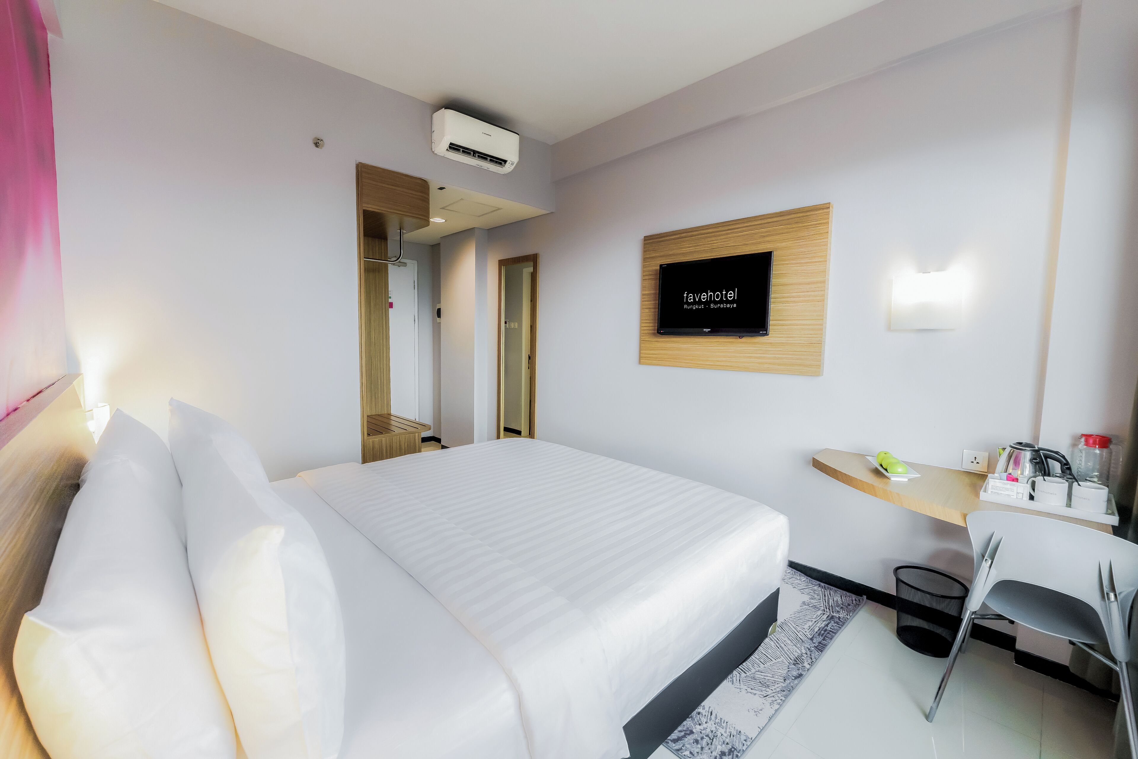 deluxe room | minibar, in-room safe, desk, free wifi