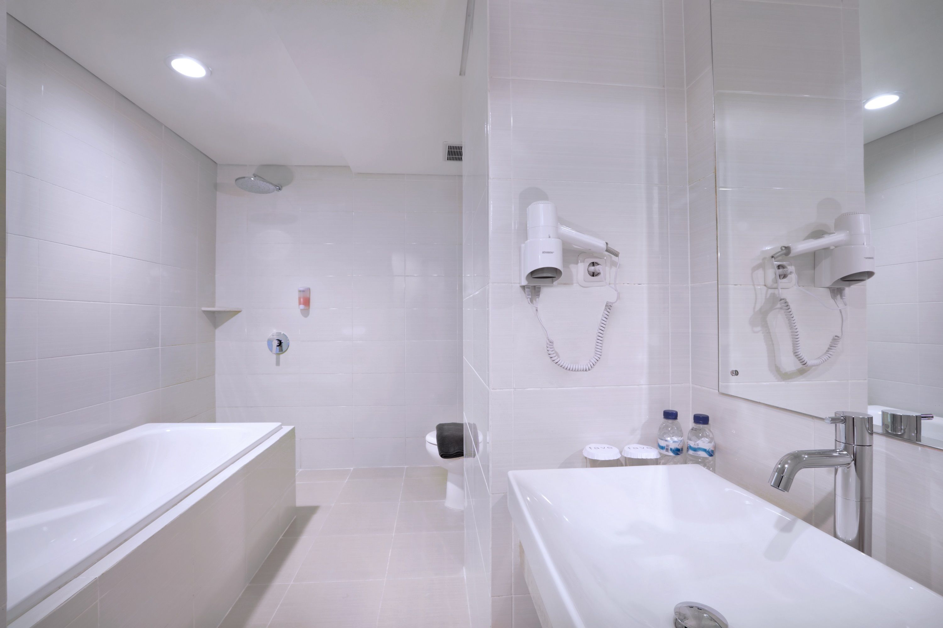 junior suite | bathroom | shower, free toiletries, slippers, towels