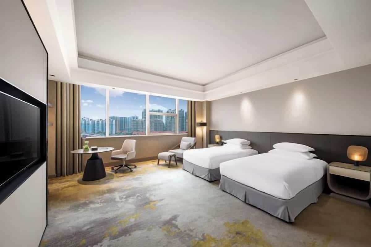Premium bedding, minibar, in-room safe, desk