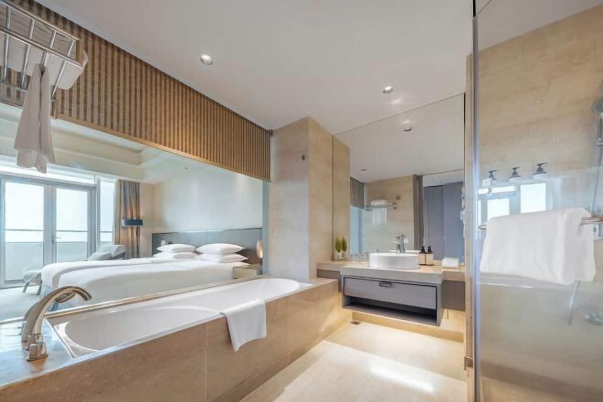 Separate tub and shower, jetted tub, free toiletries, hair dryer