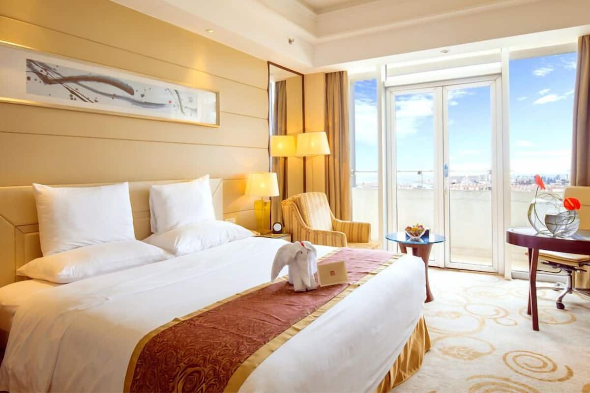 Ropa de cama de alta calidad, minibar, caja fuerte y escritorio