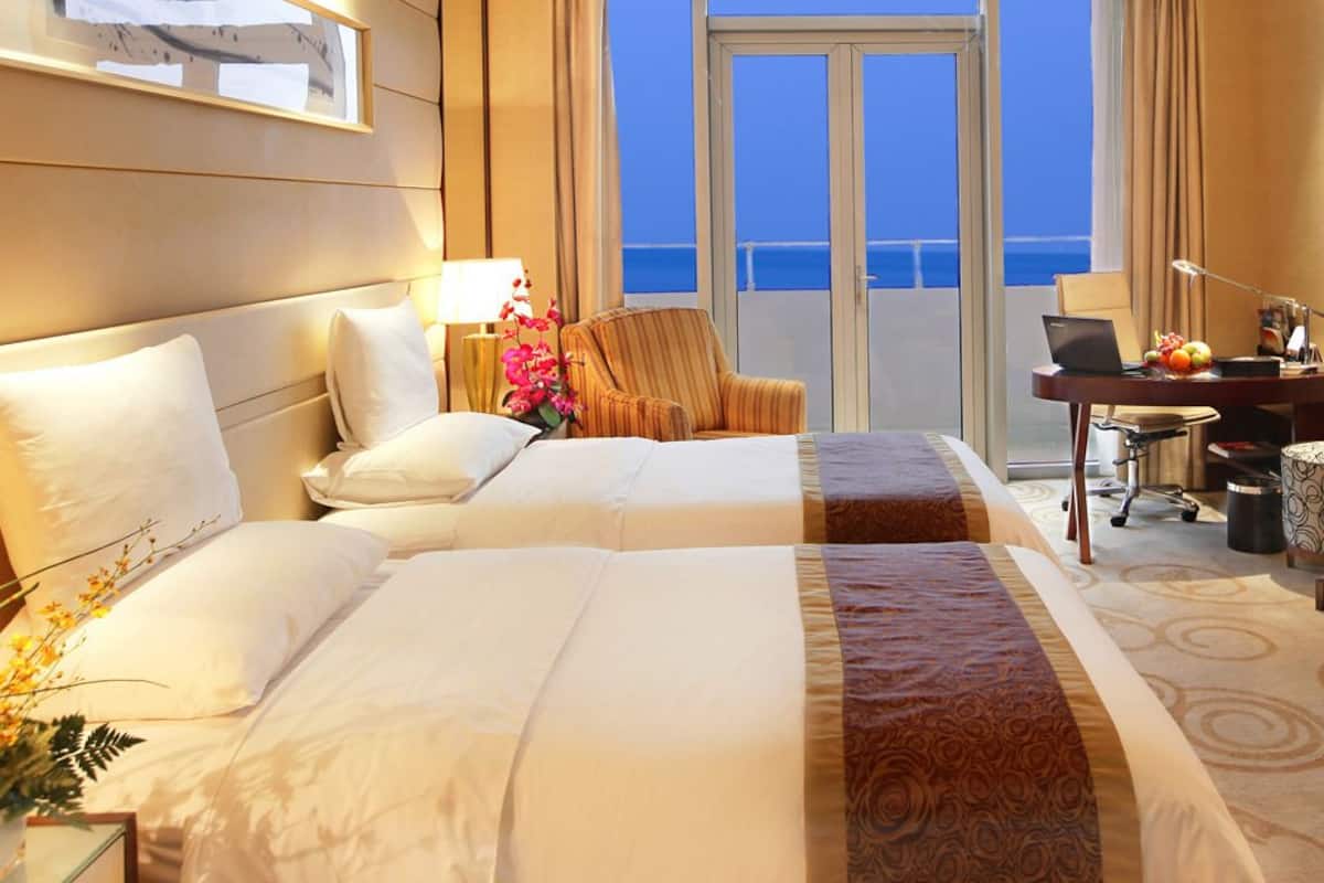 Ropa de cama de alta calidad, minibar, caja fuerte y escritorio