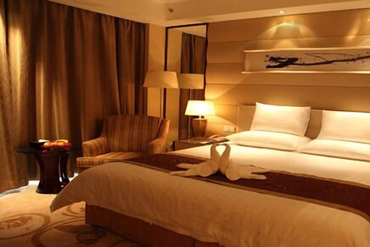 Habitación superior, vistas al mar | Ropa de cama de alta calidad, minibar, caja fuerte y escritorio