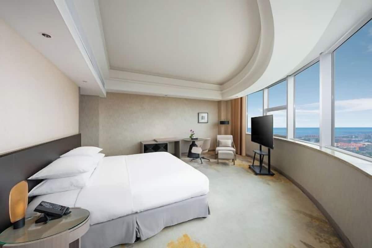 Ropa de cama de alta calidad, minibar, caja fuerte y escritorio