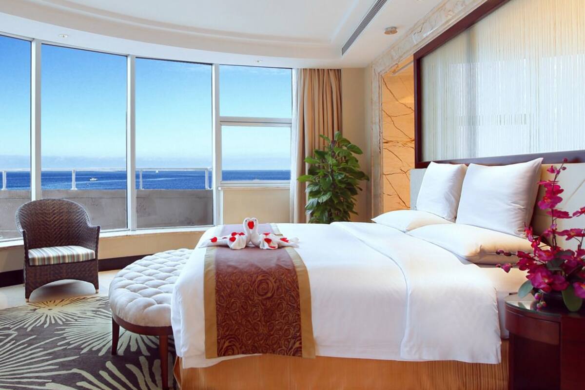 Suite Deluxe, vistas al mar | Ropa de cama de alta calidad, minibar, caja fuerte y escritorio