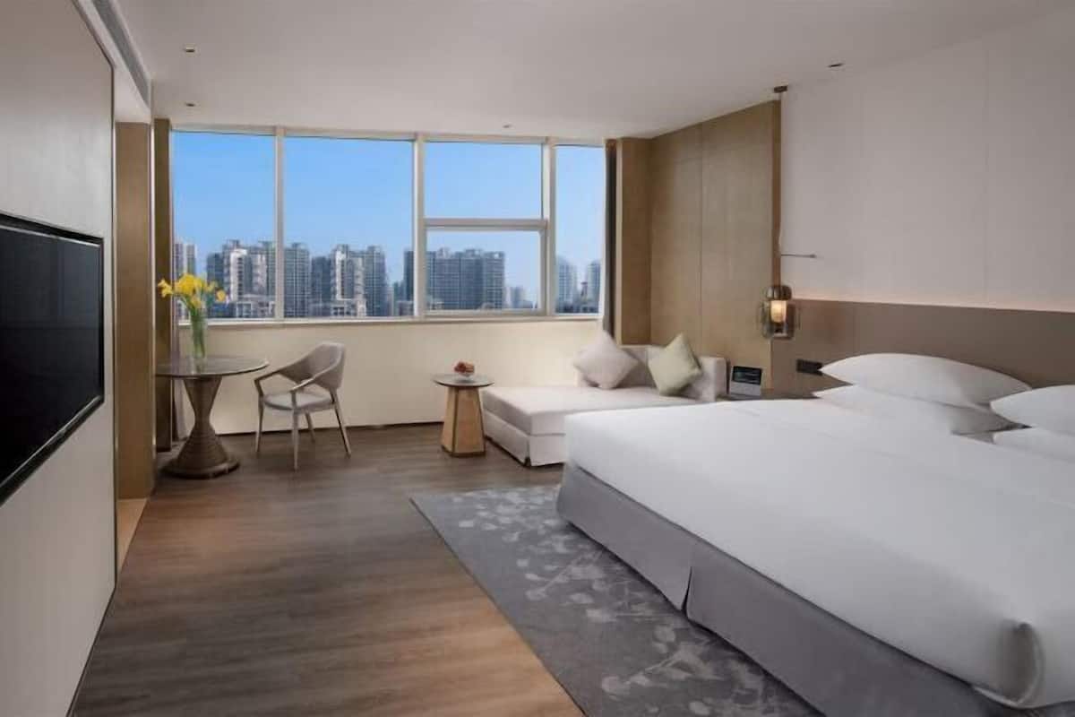 Premium bedding, minibar, in-room safe, desk
