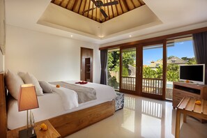 Minibar, brankas, meja kerja, dan tirai kedap cahaya