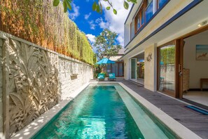 Outdoor pool, pool loungers - Lacasa Villa Legian (Legian)