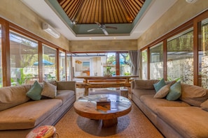 Suite, 3 kamar tidur, kolam renang pribadi | Minibar, brankas, meja kerja, dan tirai kedap cahaya