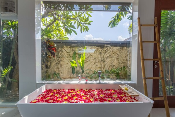 Suite, 3 chambres, piscine privée | Minibar, coffres-forts dans les chambres, bureau, rideaux occultants