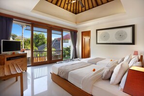 Minibar, in-room safe, desk, blackout curtains - Lacasa Villa Legian (Legian)