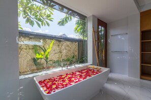 Suite, 3 kamar tidur, kolam renang pribadi | Minibar, brankas, meja kerja, dan tirai kedap cahaya