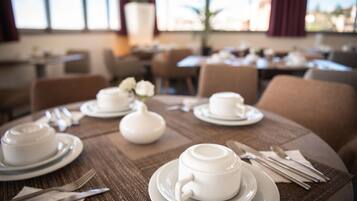 Se ofrece un desayuno bufé (22 EUR por persona)