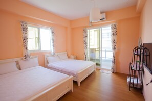 Habitación cuádruple | Ropa de cama de alta calidad, cortinas opacas, camas supletorias