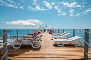 Privatstrand, Liegestühle, Sonnenschirme, Strandtücher