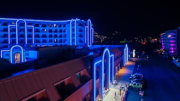 Bagian depan properti - sore/malam