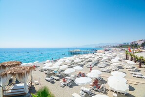 Privatstrand, Liegestühle, Sonnenschirme, Strandtücher