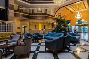 Lobby sitting area - The Lumos Deluxe Resort Hotel - All Inclusive (Alanya)