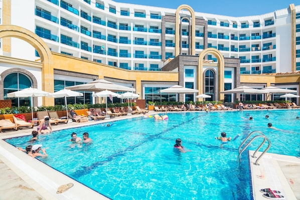 Innenpool, 2 AuĂenpools, LiegestĂŒhle