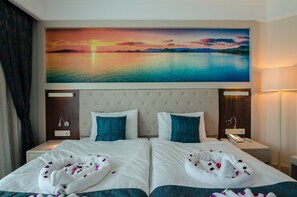 Premium bedding, free minibar items, in-room safe, desk - The Lumos Deluxe Resort Hotel - All Inclusive (Alanya)