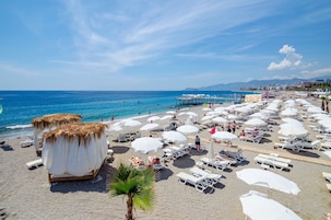 Playa privada, sillas reclinables de playa, sombrillas, toallas de playa