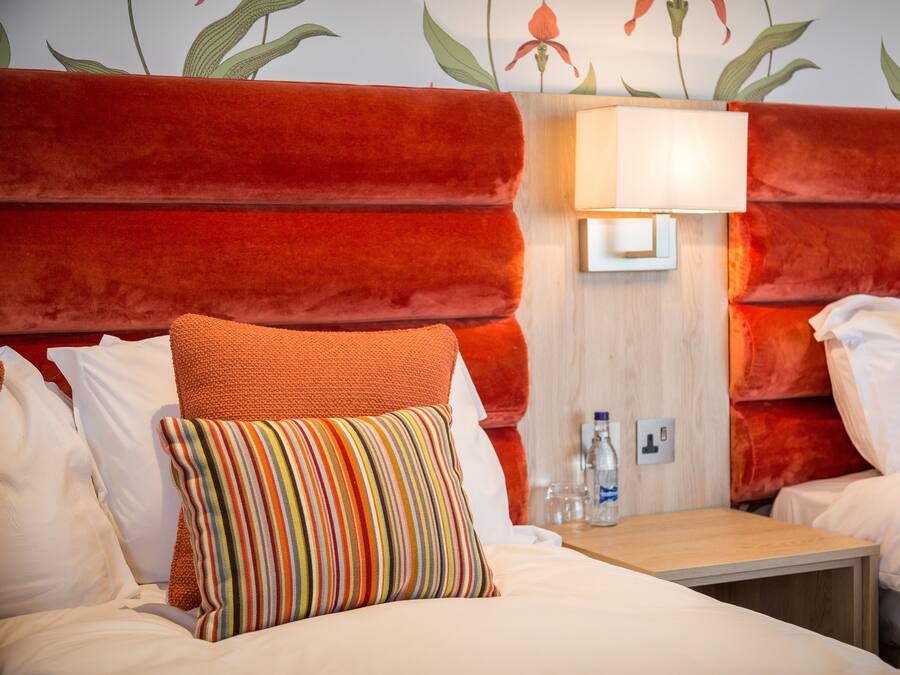 Familjerum | Individuell inredning, skrivbord och arbetsyta för laptop