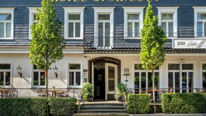 Un hotel con fachada clásica, un letrero que dice "HOTEL STORMANN" y el número "250" que indica su dirección.