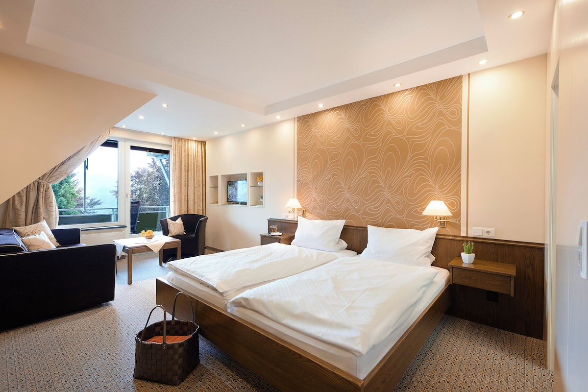 Classic Double Room | Desk, blackout drapes, cribs/infant beds, bed sheets