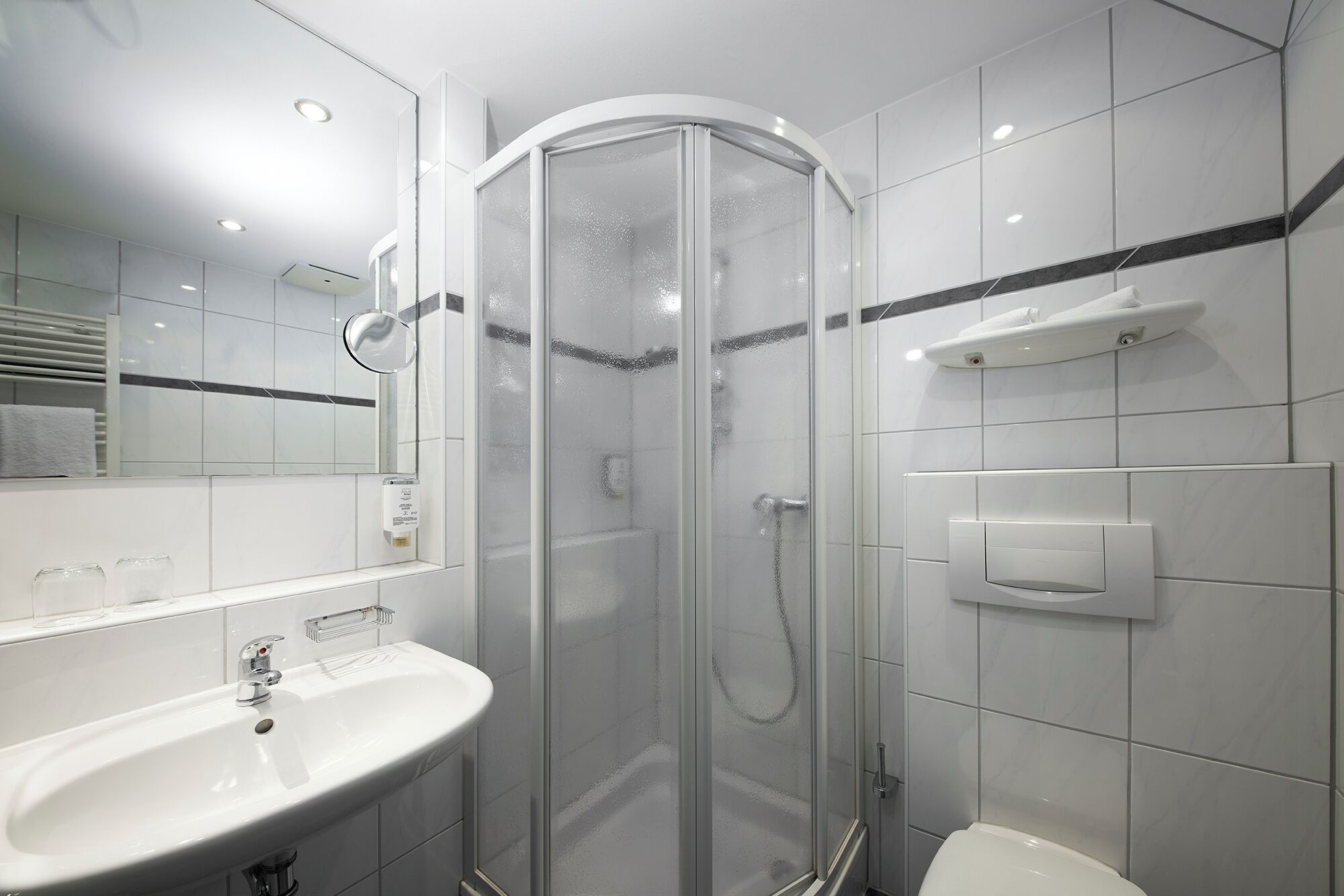 classic single room | bathroom | free toiletries, hair dryer, bathrobes, towels