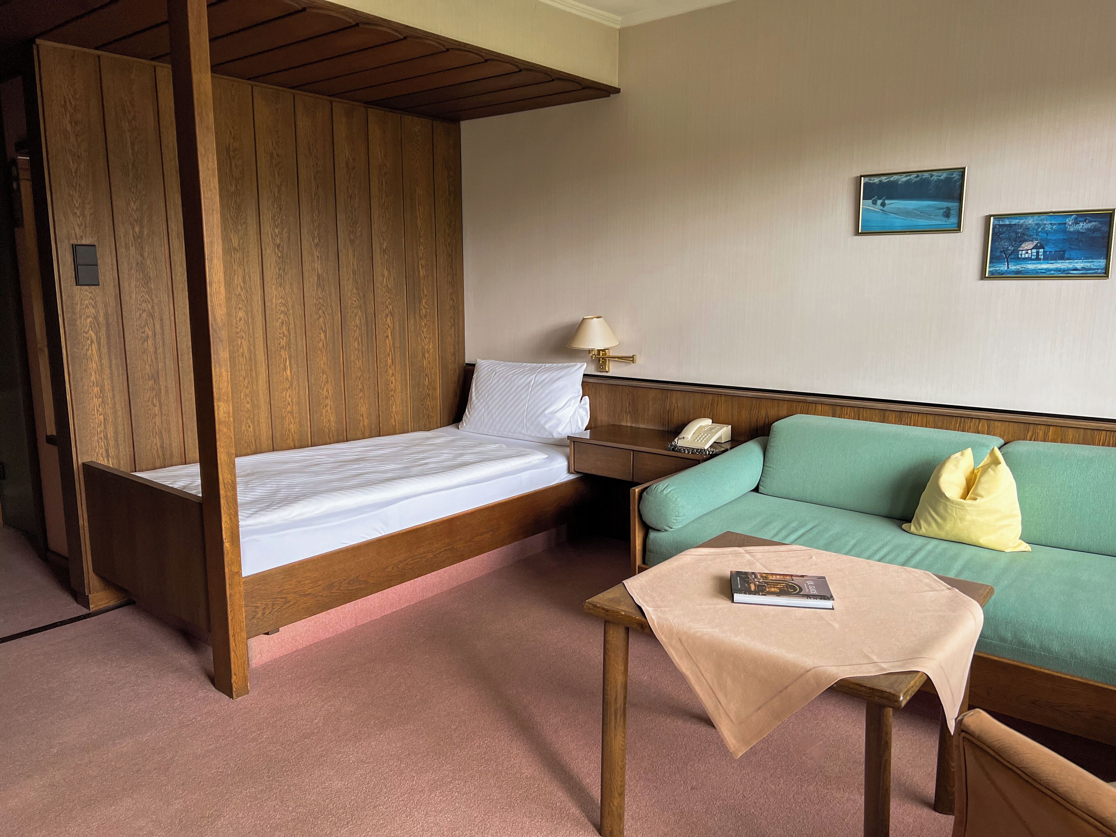 classic single room | 1 bedroom, desk, cots/infant beds, bed sheets