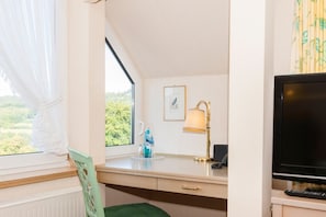 Economy Single Room | Desk, blackout drapes, cribs/infant beds, bed sheets
