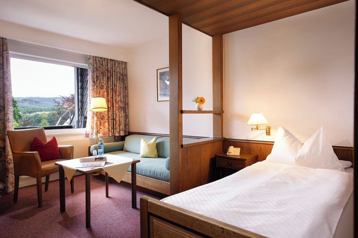 Economy Single Room | Desk, blackout drapes, cribs/infant beds, bed sheets