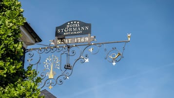 Schild für das Restaurant Hotel Störmann mit der Nummer 1769.